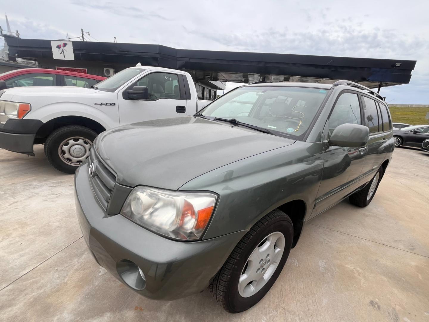 2007 GREEN TOYOTA HIGHLANDER BASE; LIM V6 2WD with 3rd-Row Seat (JTEDP21A370) with an 3.3L V6 DOHC 24V engine, 5-Speed Automatic Overdrive transmission, located at 8101 E. Skelly Dr., Tulsa, OK, 74129, (918) 592-3593, 36.121891, -95.888802 - Photo#0